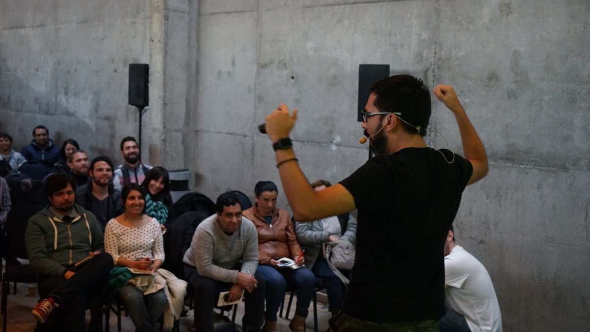 Angelo facilitando un taller