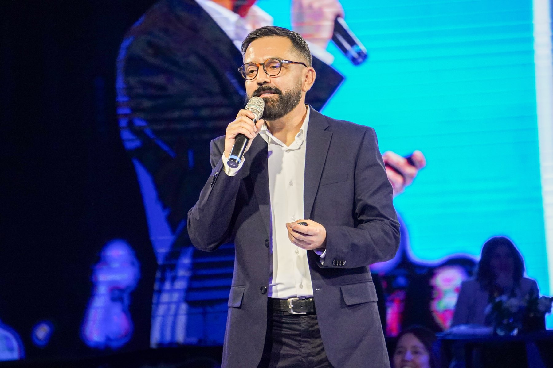 Angelo presentando en escenario